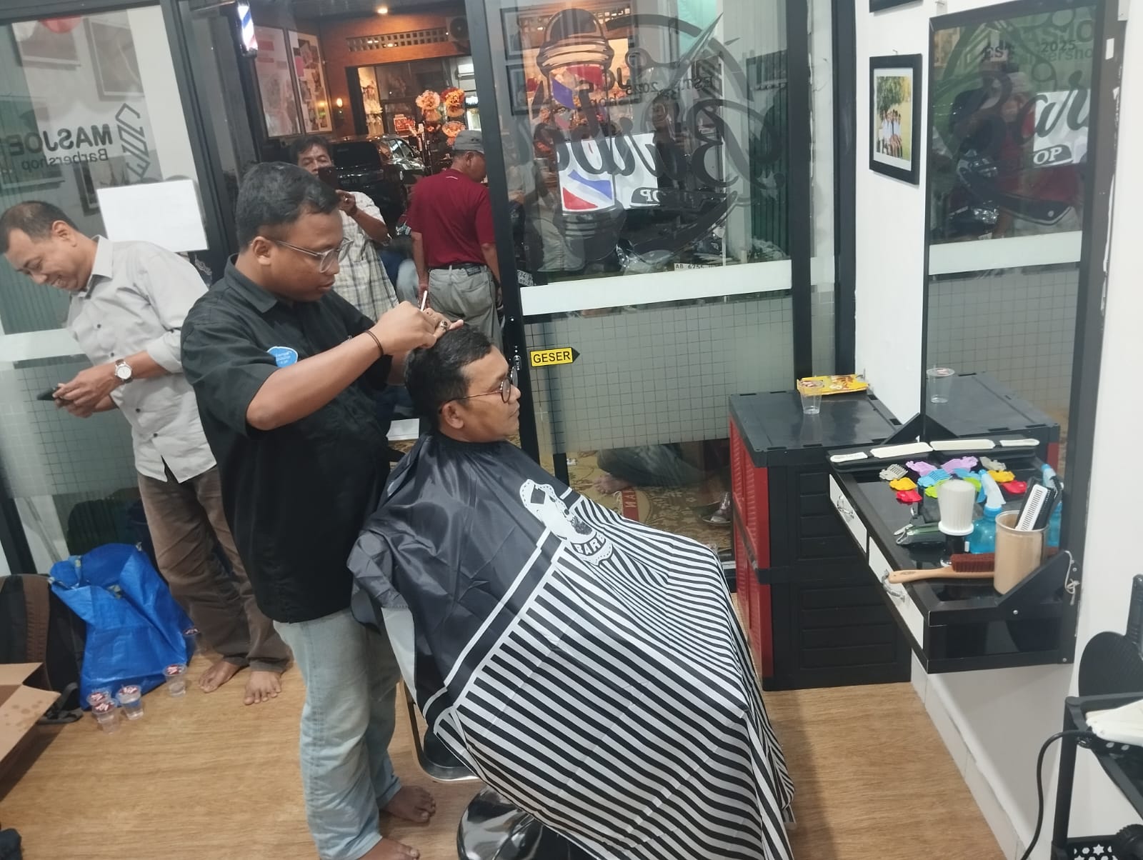Warek ugm dr Arie sujito menjadi konsumen perdana barbershop mas joe catrawarta